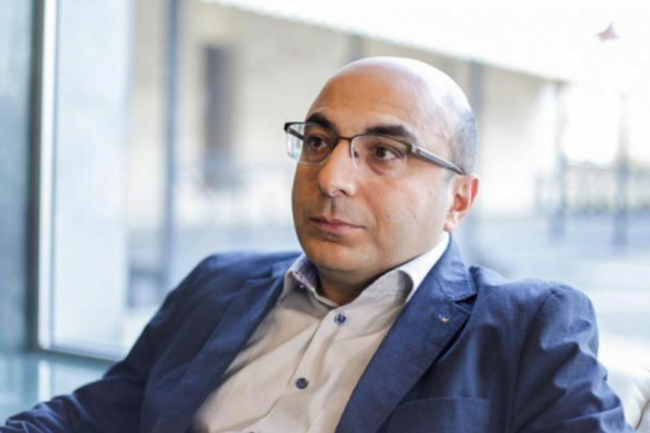 Один человек, окруженный войском и типами вроде Алена, и перед ним – безлидерство: нужно изменить сложившуюся патовую ситуацию